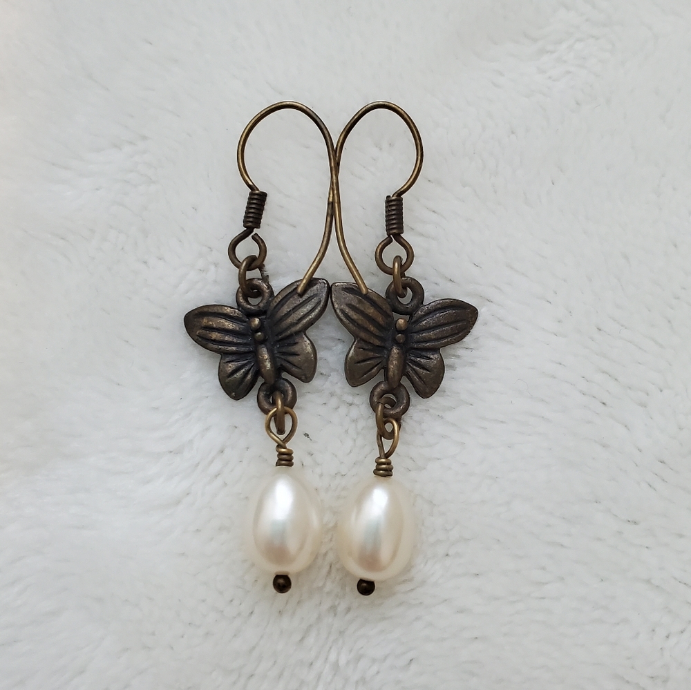 **Moving Sale***Pearl Earrings Hand Made